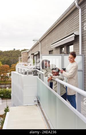 Mère et fils sur le balcon Banque D'Images