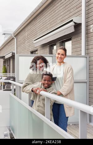 Portrait des mères et du fils debout sur le balcon Banque D'Images