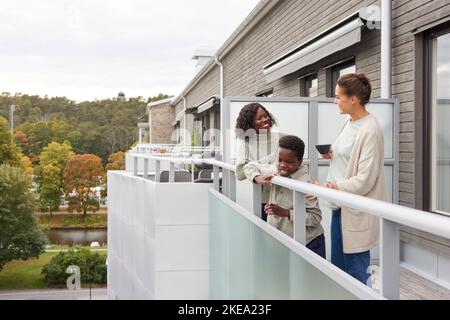 Mère et fils sur le balcon Banque D'Images