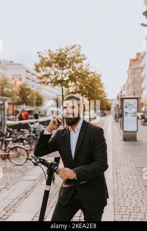 Smiling businessman on the phone Banque D'Images