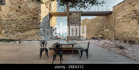 Places en plein air sur la côte atlantique. L'ancienne place avec chaises extérieures tables de restaurants dans la vieille ville de la cité médiévale Banque D'Images