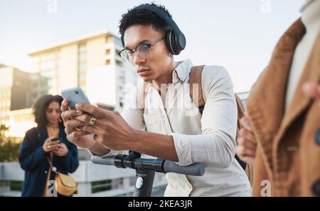 Homme, casque de téléphone ou scooter électrique dans les transports urbains durables, respectueux de l'environnement et empreinte carbone. Ecuter voyage, étudiants ou Banque D'Images