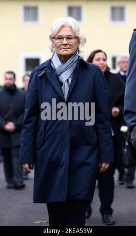 11 novembre 2022, Brandenburg, Schwielowsee/OT Geltow: Christine Lambrecht (SPD), ministre fédérale de la Défense, assiste à l'ouverture de la plantation d'honneur reconstruite du Camp Marmal à Mazar-i Sharif dans la forêt du souvenir au Commandement des opérations de la Bundeswehr. Le bosquet d'honneur du Camp Marmal en Afghanistan, situé sur le terrain de la caserne Henning von Tresckow, commémore les 59 soldats allemands et les membres de 11 nations qui ont perdu la vie dans le cadre de la mission en Afghanistan. Le memorial grove a été créé en 2007 à l'initiative des soldats de la Bundeswehr. Photo: BER Banque D'Images