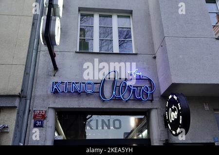 Prague, République Tchèque - 5 mai 2021 : panneau Kino Aero sur la façade de la maison à Prague Zizkov. C'est l'un des plus anciens clubs de cinéma de la République tchèque avec Banque D'Images