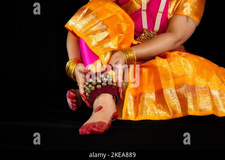 Bharatanatyam danseuse indienne classique pieds en vue rapprochée portant ghungroo avec costume traditionnel Banque D'Images