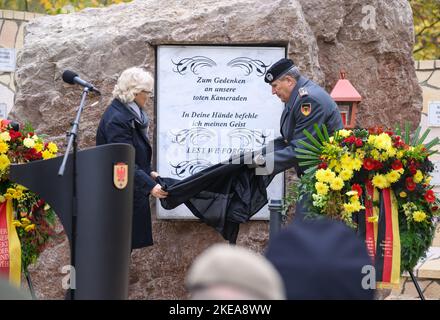 11 novembre 2022, Brandenburg, Schwielowsee/OT Geltow: Christine Lambrecht (SPD, l), Ministre fédéral de la Défense, Et Markus Laubenthal, lieutenant général de l'armée allemande et inspecteur général adjoint de la Bundeswehr, dévoile la plaque commémorative à l'ouverture de la zone d'honneur reconstruite du Camp Marmal à Mazar-i Sharif dans la forêt du souvenir du Commandement des opérations de la Bundeswehr. Le bosquet d'honneur du Camp Marmal en Afghanistan sur le terrain de la caserne Henning von Tresckow commémore les 59 soldats allemands et les parents de onze nations qui ont perdu la vie Banque D'Images