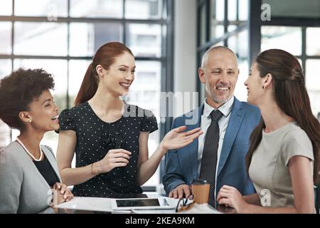 Un groupe d'hommes d'affaires qui se réunissent dans un bureau moderne. Banque D'Images