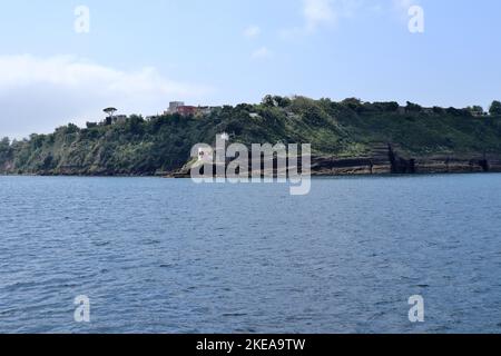 Procida - Costa di Punta di Pioppeto dall'aliscafo Banque D'Images