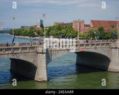 BÂLE, SUISSE, 7 JUILLET 2022 : pont Wetsteinbrucke sur le Rhin et bâtiments historiques de la ville. Promenade à travers la vieille ville bien préservée en Europe. Banque D'Images
