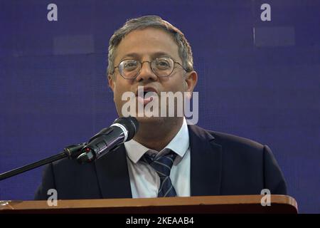 JERUSALEM, ISRAËL - NOVEMBRE 10 : le législateur d'extrême-droite Itamar Ben-Gvir, chef de l'Otzma Yehudit (puissance juive), prend la parole lors d'une cérémonie en l'honneur de feu le leader extrémiste juif Rabbi Meir Kahane, fondateur du parti Kach sur 10 novembre 2022 à Jérusalem, en Israël. Le parti Kach de Meir Kahane a été empêché de se faire élire au Parlement israélien à la suite des points de vue extrémistes promus par le parti contre les Arabes. Les États-Unis ont également interdit le mouvement Kach et l'ont classé comme une organisation terroriste. Crédit : Eddie Gerald/Alay Live News Banque D'Images