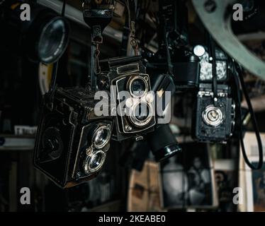 anciens appareils photo suspendus sur le marché local Banque D'Images