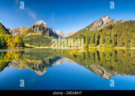 Obersee, Brünnelistock Bärensolspitz - 2133m, - 1831m, Glaris, Schweiz Banque D'Images