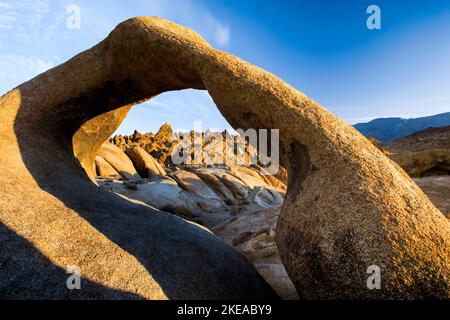 Mobius Arch, Felsbogen aus erodiertem Granitfels, Alabama Hills, Lone Pine, Kalifornien, Etats-Unis, Nord Amerika Banque D'Images