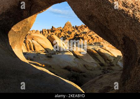 Mobius Arch, Felsbogen aus erodiertem Granitfels, Alabama Hills, Lone Pine, Kalifornien, Etats-Unis, Nord Amerika Banque D'Images