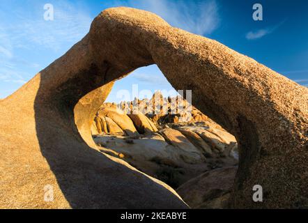 Mobius Arch, Felsbogen aus erodiertem Granitfels, Alabama Hills, Lone Pine, Kalifornien, Etats-Unis, Nord Amerika Banque D'Images