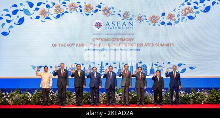 (221111) -- PHNOM PENH, 11 novembre 2022 (Xinhua) -- (De gauche à droite) Président philippin Ferdinand Romualdez Marcos, Premier ministre singapourien Lee Hsien Loong, Premier ministre thaïlandais Prayut Chan-o-cha, Premier ministre vietnamien Pham Minh Chinh, Premier ministre cambodgien Samdech Techo Hun Sen, Président indonésien Joko Widodo, Sultan Haji Hassanal Bolkiah du Brunéi, Premier ministre Lao Phankham, Et Azhar Azizan Harun, président de la chambre basse du Parlement de Malaisie, posent pour des photos de groupe à la cérémonie d'ouverture des sommets de l'ANASE de 40th et 41st et des sommets connexes à Phnom Penh, au Cambodge Banque D'Images