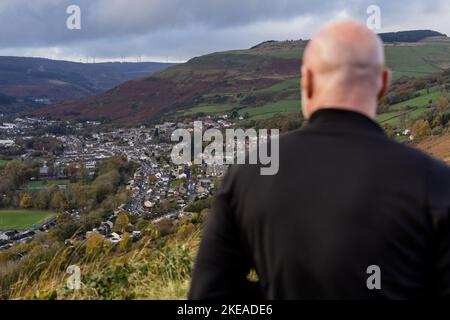 RHONDDA, PAYS DE GALLES - 09 NOVEMBRE 2022 : l'entraîneur-chef du pays de Galles, Robert page, s'entretient avec la vallée de Rhondda lors de l'annonce de l'escouade Cymru pour le Banque D'Images