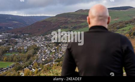 RHONDDA, PAYS DE GALLES - 09 NOVEMBRE 2022 : l'entraîneur-chef du pays de Galles, Robert page, s'entretient avec la vallée de Rhondda lors de l'annonce de l'escouade Cymru pour le Banque D'Images