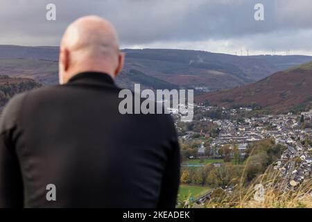 RHONDDA, PAYS DE GALLES - 09 NOVEMBRE 2022 : l'entraîneur-chef du pays de Galles, Robert page, s'entretient avec la vallée de Rhondda lors de l'annonce de l'escouade Cymru pour le Banque D'Images