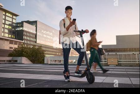 Scooter, homme avec smartphone et voyage durable en ville, transport écologique et durabilité des trajets dans les universités. Étudiant à l'université, ville la nuit Banque D'Images