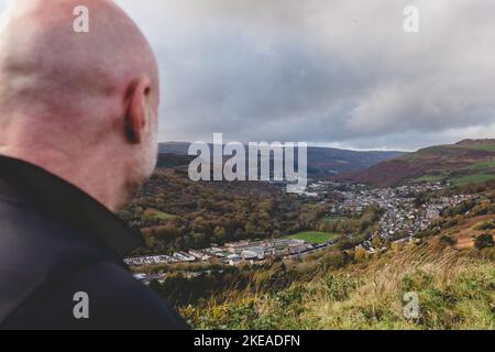 RHONDDA, PAYS DE GALLES - 09 NOVEMBRE 2022 : l'entraîneur-chef du pays de Galles, Robert page, s'entretient avec la vallée de Rhondda lors de l'annonce de l'escouade Cymru pour le Banque D'Images