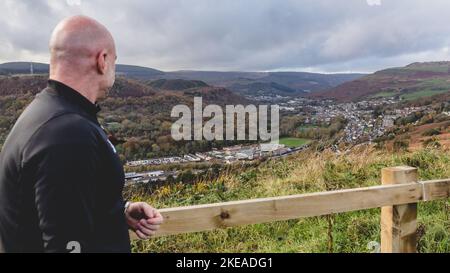 RHONDDA, PAYS DE GALLES - 09 NOVEMBRE 2022 : l'entraîneur-chef du pays de Galles, Robert page, s'entretient avec la vallée de Rhondda lors de l'annonce de l'escouade Cymru pour le Banque D'Images