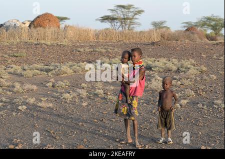 KENYA, Turkana, village Nariokotome, Turkana enfants, la région souffre de manque de pluie depuis plusieurs années / KENIA, Turkana, Dorf Nariokotome, Turkana Kinder, die région leidet seit Jahren unter Düre Banque D'Images