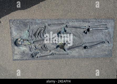 KENYA, Turkana, village Nariokotome, site d'excavation de Turkana Boy, également appelé Nariokotome Boy, est le nom donné au fossile KNM-WT 15000, un squelette presque complet d'un jeune Homo ergaster qui vivait il y a 1,5 à 1,6 millions d'années. Il a été découvert en 1984 par Kamoya Kimeu sur la rive de la rivière Nariokotome près du lac Turkana au Kenya, réplique en bronze / KENIA, Turkana, Dorf Nariokotome, Ausgrabungsstätte und Funsort des 'Turkana Boy', ein 1,6 Millionen Jahre altes menschliches das Skelett, nariokbeotätte et junichen-milichen jugendlichen Individules der Gattung Homo Ergas Banque D'Images