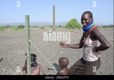 KENYA, Turkana, village Nariokotome, site d'excavation de Turkana Boy, également appelé Nariokotome Boy, est le nom donné au fossile KNM-WT 15000, un squelette presque complet d'un jeune Homo ergaster qui vivait il y a 1,5 à 1,6 millions d'années. Il a été découvert en 1984 par Kamoya Kimeu sur la rive de la rivière Nariokotome près du lac Turkana au Kenya / KENIA, Turkana, Dorf Nariokotome, Ausgrabungsstätte und Fundort des 'Turkana Boy', ein 1,6 Millionen Jahre altes chliches Skelett, Nariokotome et mänzeotome Fossil-jälbeo-jähnicnen jugendlichen individuels der Gattung Homo Ergaster, dessen auße Banque D'Images