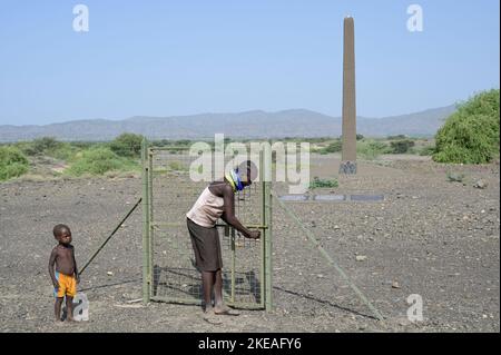 KENYA, Turkana, village Nariokotome, site d'excavation de Turkana Boy, également appelé Nariokotome Boy, est le nom donné au fossile KNM-WT 15000, un squelette presque complet d'un jeune Homo ergaster qui vivait il y a 1,5 à 1,6 millions d'années. Il a été découvert en 1984 par Kamoya Kimeu sur la rive de la rivière Nariokotome près du lac Turkana au Kenya / KENIA, Turkana, Dorf Nariokotome, Ausgrabungsstätte und Fundort des 'Turkana Boy', ein 1,6 Millionen Jahre altes chliches Skelett, Nariokotome et mänzeotome Fossil-jälbeo-jähnicnen jugendlichen individuels der Gattung Homo Ergaster, dessen auße Banque D'Images