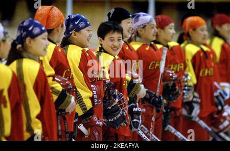 Match de hockey entre Damkronorna (l'équipe nationale féminine de hockey sur glace suédoise) et la Chine, Vadstena, Suède. Sur la photo : les joueurs de Chine avant le match. Banque D'Images