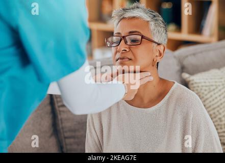 Soins de santé, contrôle du cou et consultation du médecin avec le patient, visite à domicile et examen médical sur la gorge et la santé. Femme mature malade, inflammation Banque D'Images