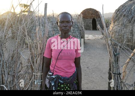 KENYA, Turkana, village Nariokotome, Turkana femme, la région souffre de manque de pluie depuis plusieurs années / KENIA, Turkana, Dorf Nariokotome, Turkana Frau, die région leidet seit Jahren unter Düre Banque D'Images