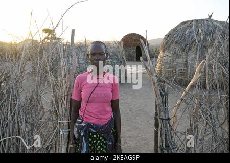 KENYA, Turkana, village Nariokotome, Turkana femme, la région souffre de manque de pluie depuis plusieurs années / KENIA, Turkana, Dorf Nariokotome, Turkana Frau, die région leidet seit Jahren unter Düre Banque D'Images