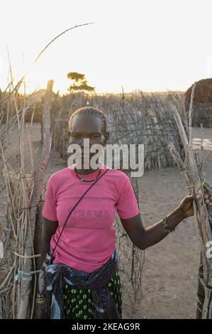 KENYA, Turkana, village Nariokotome, Turkana femme, la région souffre de manque de pluie depuis plusieurs années / KENIA, Turkana, Dorf Nariokotome, Turkana Frau, die région leidet seit Jahren unter Düre Banque D'Images