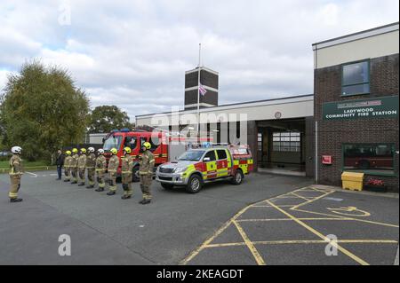 Icknield Port Road, Birmingham, 11 novembre 2022. - Les pompiers des West Midlands à la caserne de pompiers communautaires de Ladywood à Birmingham font la queue et observent les 2 minutes de silence à 11h en souvenir des morts le 11 novembre, jour de l'Armistice. Pic by : arrêter presse média / Alamy Live News Banque D'Images
