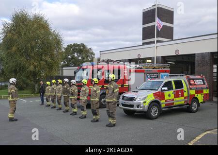 Icknield Port Road, Birmingham, 11 novembre 2022. - Les pompiers des West Midlands à la caserne de pompiers communautaires de Ladywood à Birmingham font la queue et observent les 2 minutes de silence à 11h en souvenir des morts le 11 novembre, jour de l'Armistice. Pic by : arrêter presse média / Alamy Live News Banque D'Images