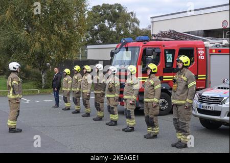 Icknield Port Road, Birmingham, 11 novembre 2022. - Les pompiers des West Midlands à la caserne de pompiers communautaires de Ladywood à Birmingham font la queue et observent les 2 minutes de silence à 11h en souvenir des morts le 11 novembre, jour de l'Armistice. Pic by : arrêter presse média / Alamy Live News Banque D'Images