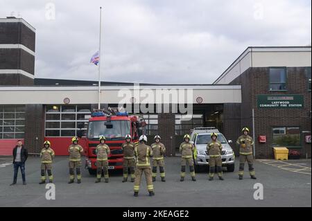 Icknield Port Road, Birmingham, 11 novembre 2022. - Les pompiers des West Midlands à la caserne de pompiers communautaires de Ladywood à Birmingham font la queue et observent les 2 minutes de silence à 11h en souvenir des morts le 11 novembre, jour de l'Armistice. Pic by : arrêter presse média / Alamy Live News Banque D'Images