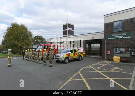 Icknield Port Road, Birmingham, 11 novembre 2022. - Les pompiers des West Midlands à la caserne de pompiers communautaires de Ladywood à Birmingham font la queue et observent les 2 minutes de silence à 11h en souvenir des morts le 11 novembre, jour de l'Armistice. Pic by : arrêter presse média / Alamy Live News Banque D'Images