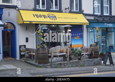 11th novembre 2022, Mumbles, Swansea, pays de Galles, Royaume-Uni. Faites les boutiques devant Mumbales, un café en plein air et un bar. Banque D'Images