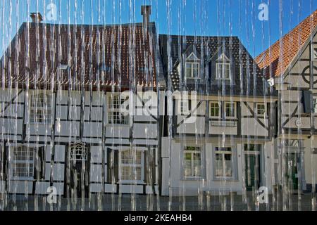 Maisons en demi-bois derrière la fontaine Weberbrunnen sur Tuchmacherplatz dans la vieille ville de Kettweg, Allemagne, Rhénanie-du-Nord-Westphalie, région de la Ruhr, Essen Banque D'Images