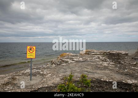 Byrums Raukar sur la côte ouest, signe: Martelage de fossiles est interdit, Suède, Oeland, Boeda Banque D'Images