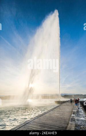 Jet d'eau, monument du lac Léman avec des touristes prenant des photos, Suisse, Kanton Genf, Genève Banque D'Images