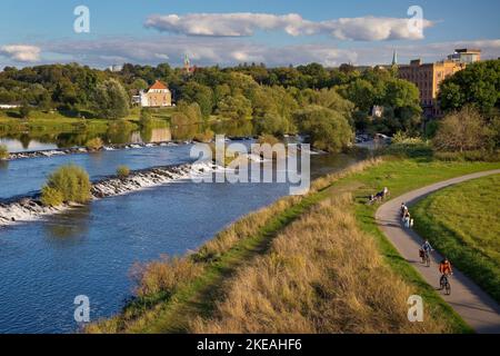 Barrage de la Ruhr près de Hattingen avec le sentier cyclable de la vallée de la Ruhr, Allemagne, Rhénanie-du-Nord-Westphalie, région de la Ruhr, Hattingen Banque D'Images