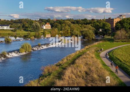 Barrage de la Ruhr près de Hattingen avec le sentier cyclable de la vallée de la Ruhr, Allemagne, Rhénanie-du-Nord-Westphalie, région de la Ruhr, Hattingen Banque D'Images