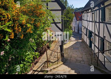 Maisons à colombages sur les marches de l'église à Kettwig, vieille ville historique, Allemagne, Rhénanie-du-Nord-Westphalie, région de la Ruhr, Essen Banque D'Images