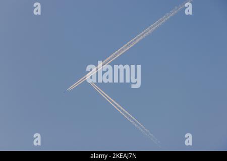 Trafic aérien, deux contrails traversant dans le ciel, Allemagne, Bavière Banque D'Images