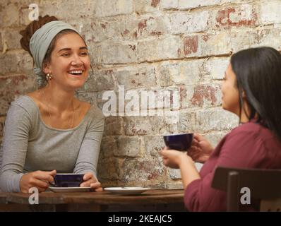 Réunion d'affaires, café ou amis réseautage dans le restaurant ou café pour la communication, la planification ou de parler pour la start-up entreprise. Heureux, les femmes ou Banque D'Images