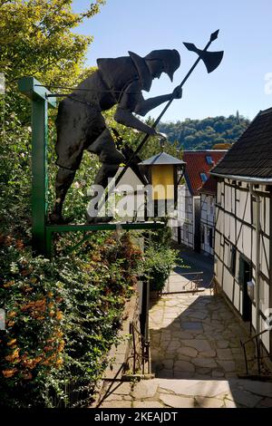 Maisons à colombages et gardien de nuit de sculpture sur les marches de l'église à Kettwig, vieille ville historique, Allemagne, Rhénanie-du-Nord-Westphalie, région de la Ruhr, Banque D'Images